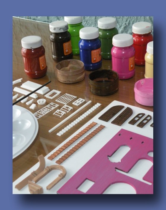 Pinturas y piezas blancas del kit de manualidad Mini Arte para pintar tu mini fachada