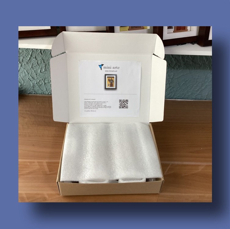 Interior de la caja forrado con papel protector para que el cuadro llegue impecable