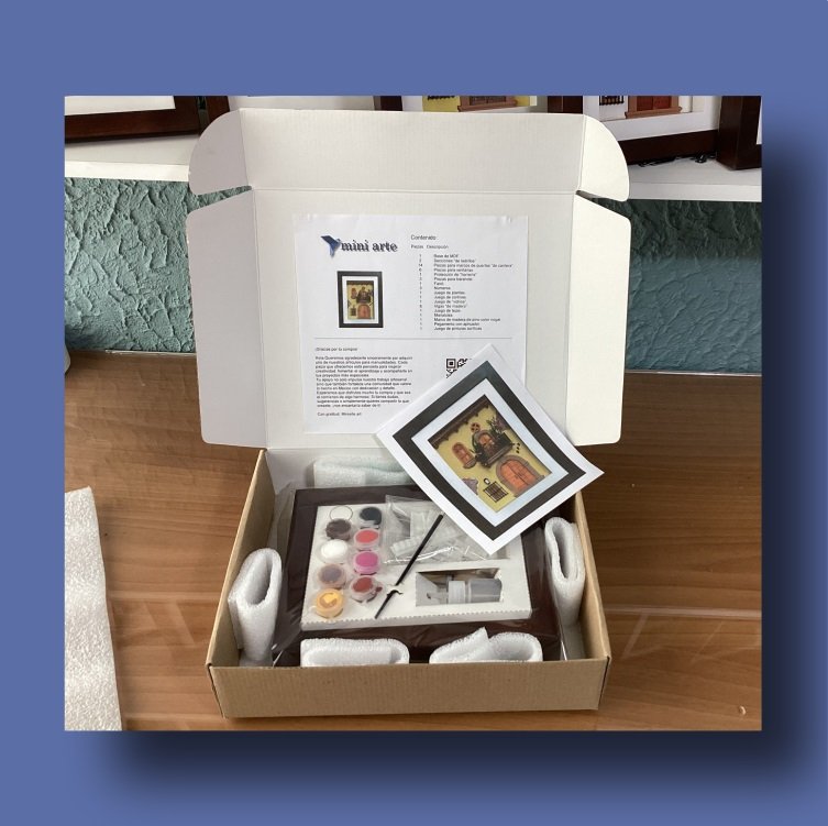 Contenido del kit de manualidad: pinturas, pincel, pegamento y marco en una sola caja