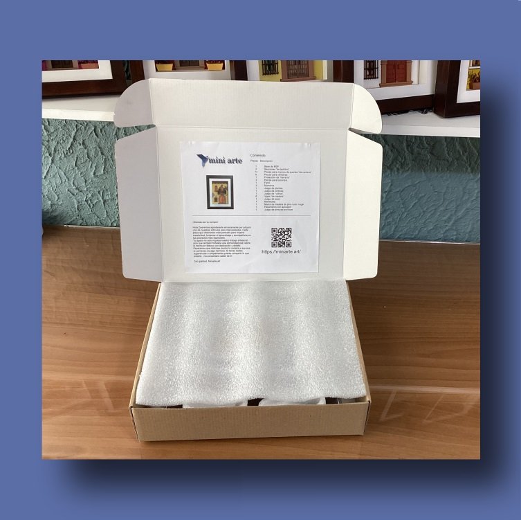 Caja abierta del kit con las piezas protegidas con papel especial