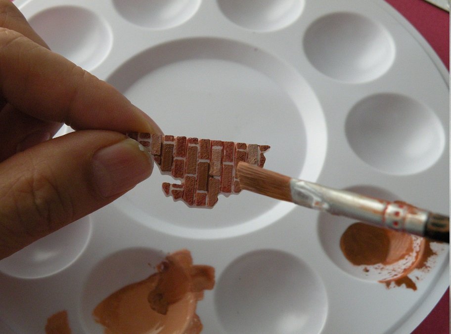 Aplicando el color terracota sobre la placa de ladrillo